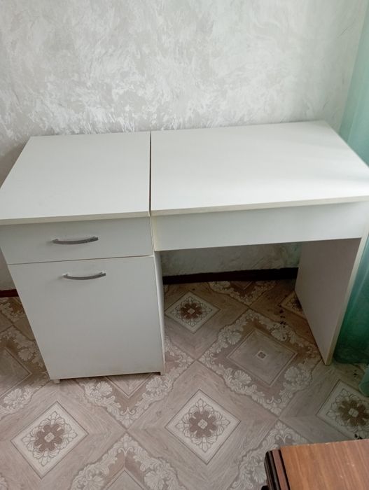 Продам столик дамский 35000