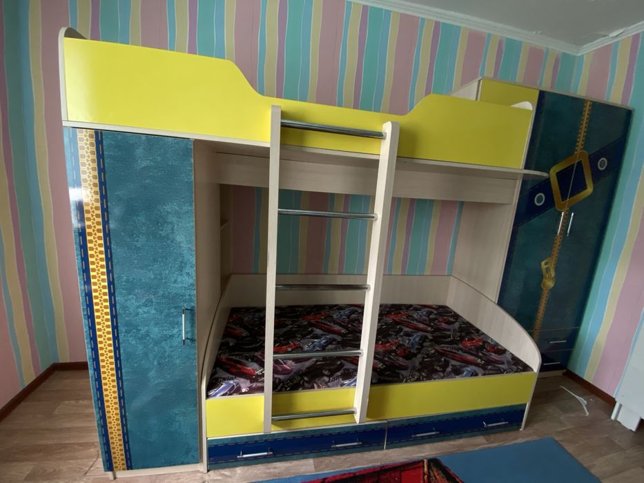 Продается детский кровать двухэтажный с шкафом