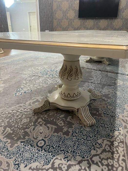 Стол и стулья для гостиной