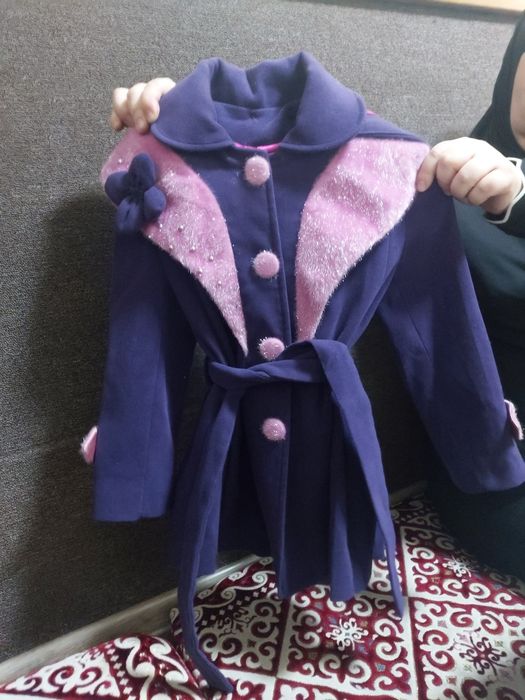Продам   пальто   на девочку    4 года