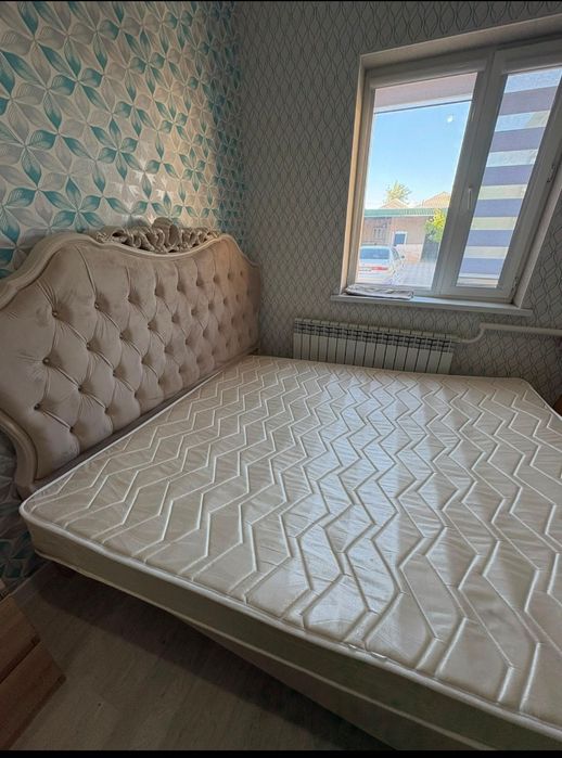 Кровать двуспальная с матрасом