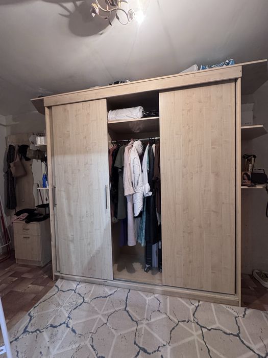 Продам шкаф купе с зеркалом и полками