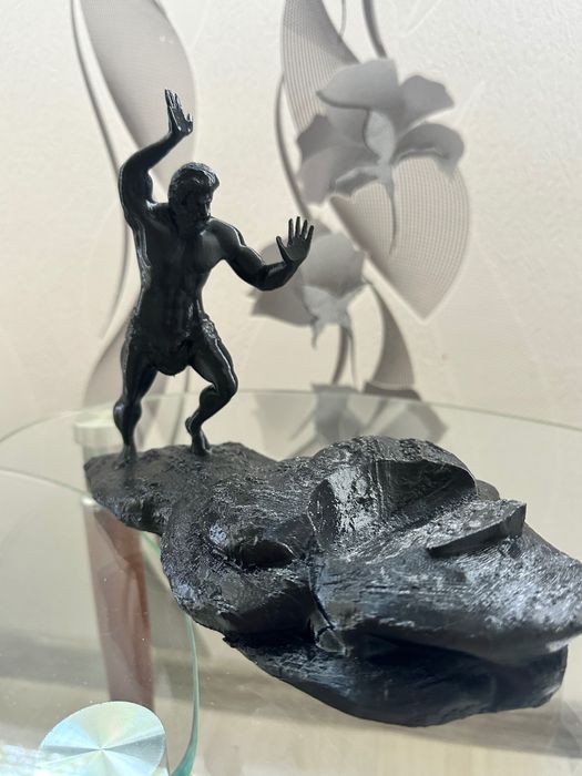 Луксозна поставка стойка за вино и уиски "Сизиф" - Уникален подарък за мъж жена колега приятел статуетка фигура декорация митология арт изкуство