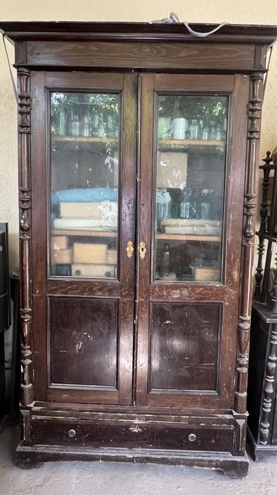 Антикварный шкаф