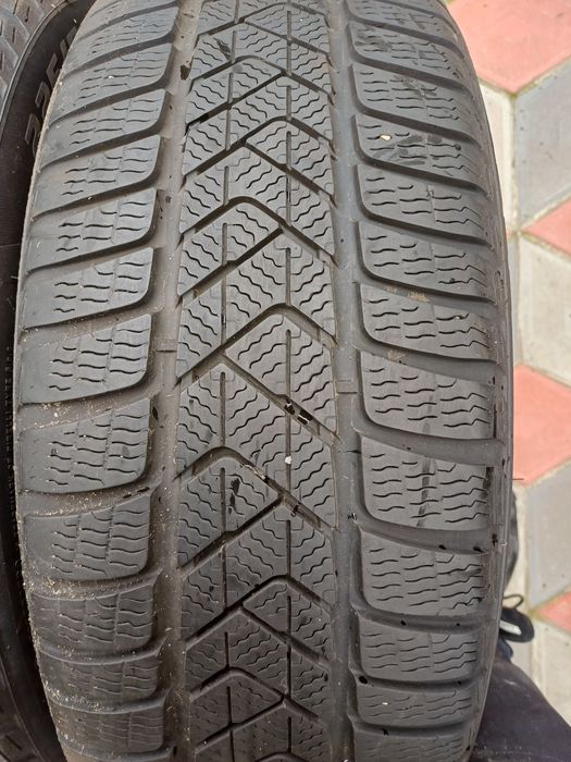 Vând 2 anvelope de iarna 225 50 r18 PIRELLI  foarte bune