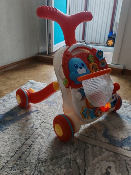 Ходунки с игрушкой.
