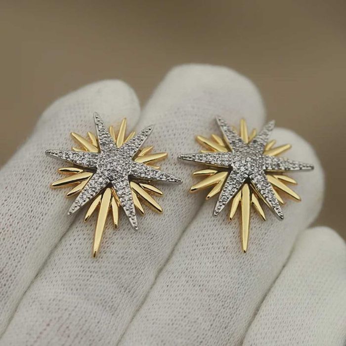 Елегантен комплект от обеци и колие със звезди