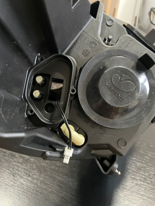 Far stânga Ford fiesta Mk8. Cu lupa. Nou. Cod: H1BB13101CJ