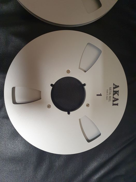 Лот от две 26,5см 10,5” алуминиеви магнетофонни ролки Akai В много доб