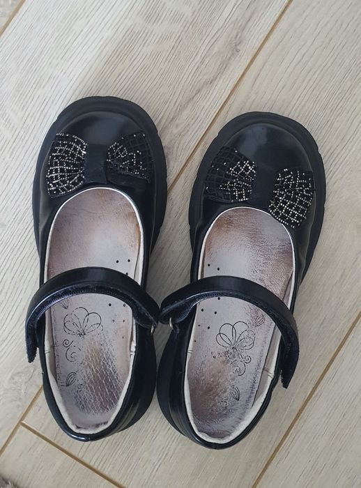 Продам школьные туфли