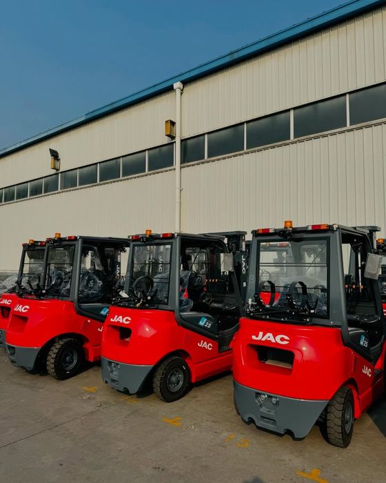 Газобензиновый вилочный погрузчик Автокара Кара 2.5т 4.5м марки JAC