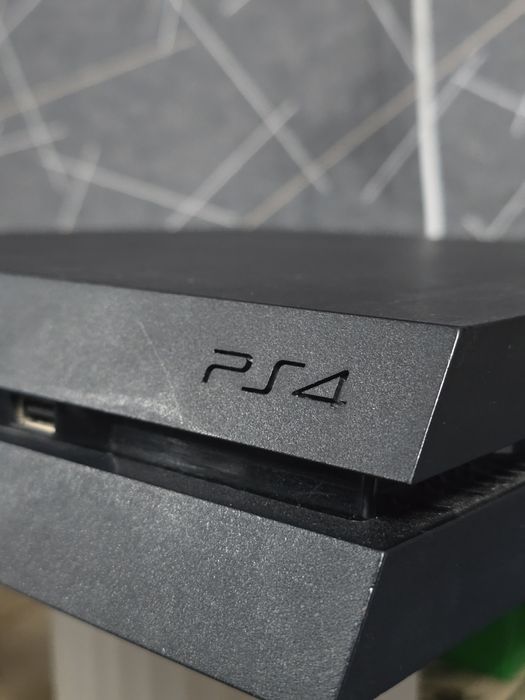 Продам PS4 + 700+ игр