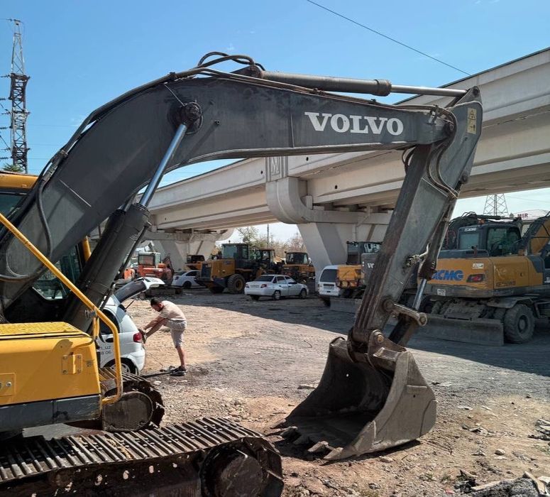 Экскаватор гусеничный VOLVO EC210 BLK 2013 йил 29000 моточас ишлаган