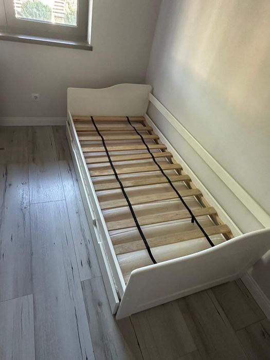 Vând pat de o persoana, cu 2 saltele incluse,, dimensiune  210*90cm . Patul este din lemn și este în stare buna de utilizare.