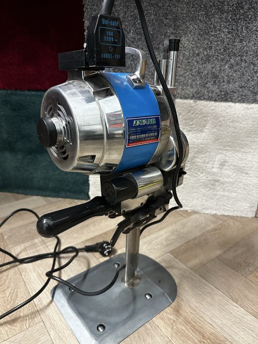 Vand Masina de croit,taiat,debitat materiale(perdele,draperi,covoare)