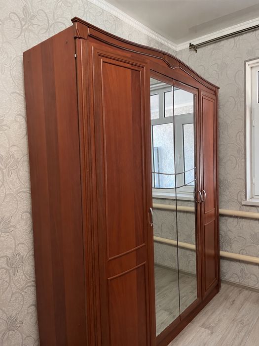 Шкаф и камот с зеркалой