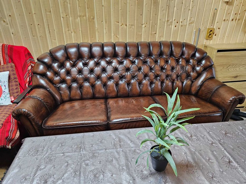 Кожен диван Честърфийлд
