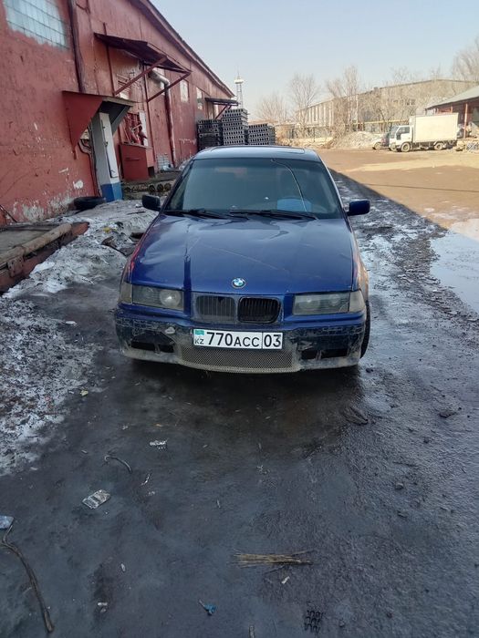 Машина BMW 3 Series E36 (б/у).