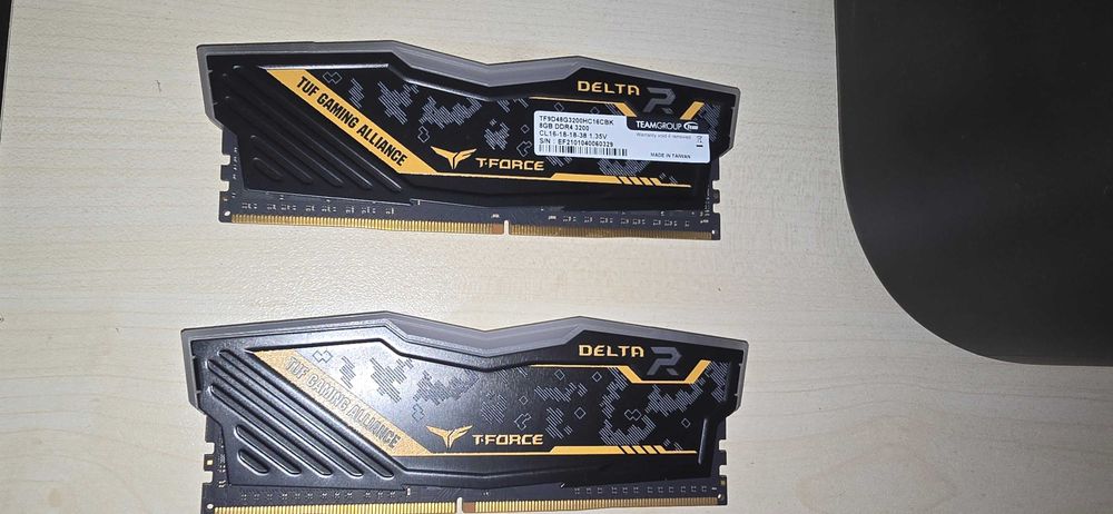 Kit RAM 16GB (2x8GB) DDR4 3200 T-Force Delta R RGB, cu cutie”)