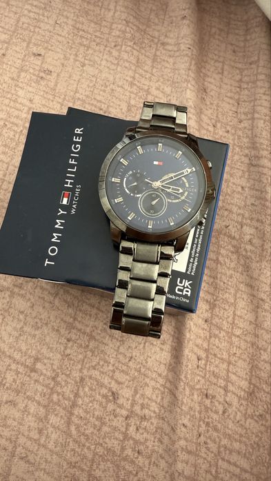 Продавам мъжки часовник Tommy Hilfiger