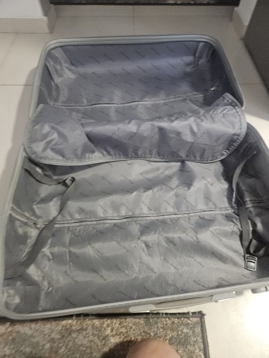 Geamantan negru de dimensiune medie