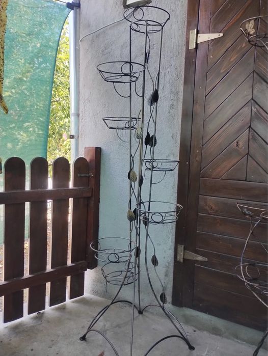 Vând 2 suporturi pentru flori .