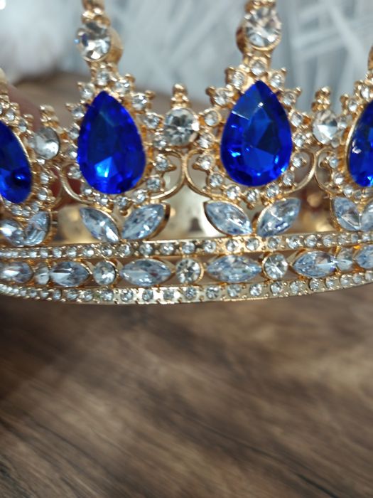 Корона диаметром 12 см.