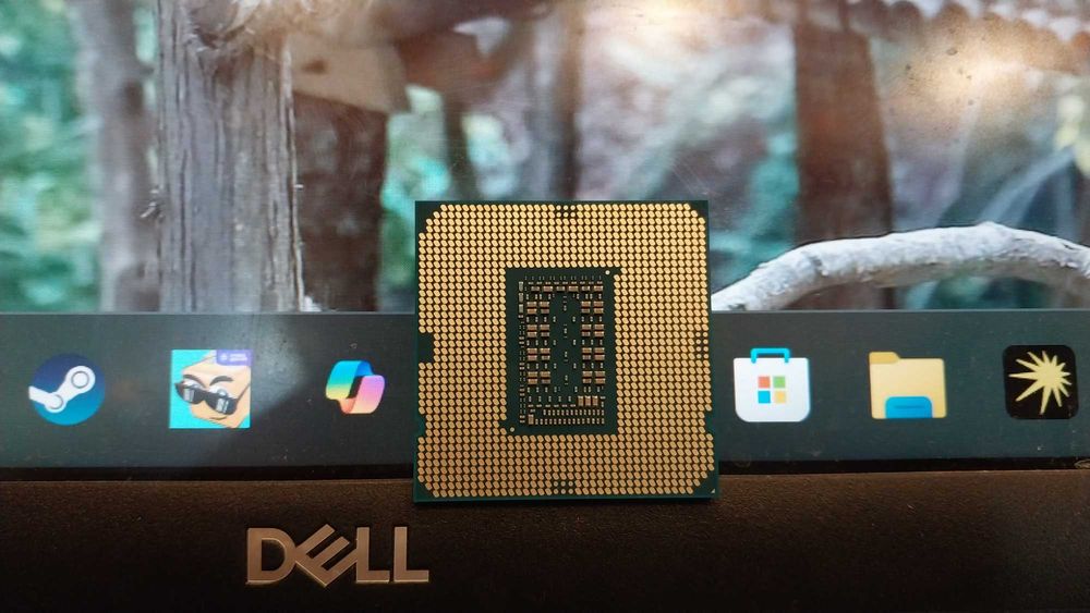 Процессор 11-го поколения Core i7 11700K. Старший из семейства i7.