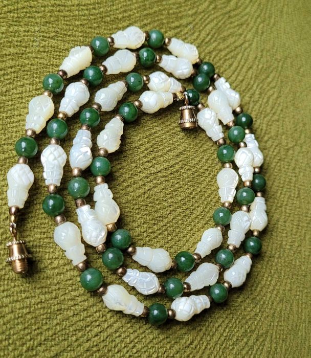 Colier vintage jad verde autentic si sidef sculptat