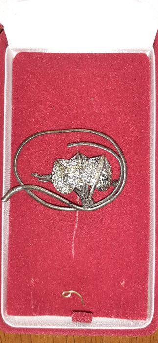 Брош из платины.