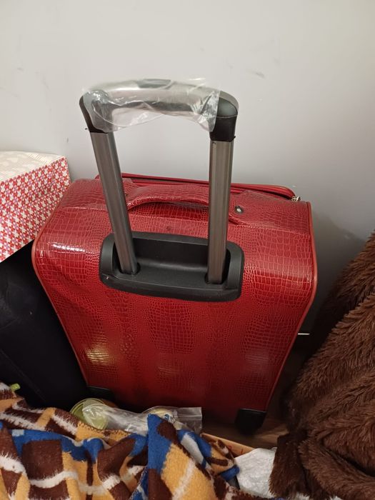 Новый чемодан и насос