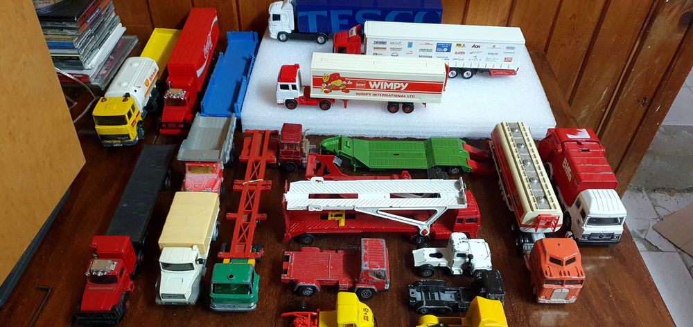 Дайкаст колички и влекачи различни мащаби марки Matchbox Corgi Burago