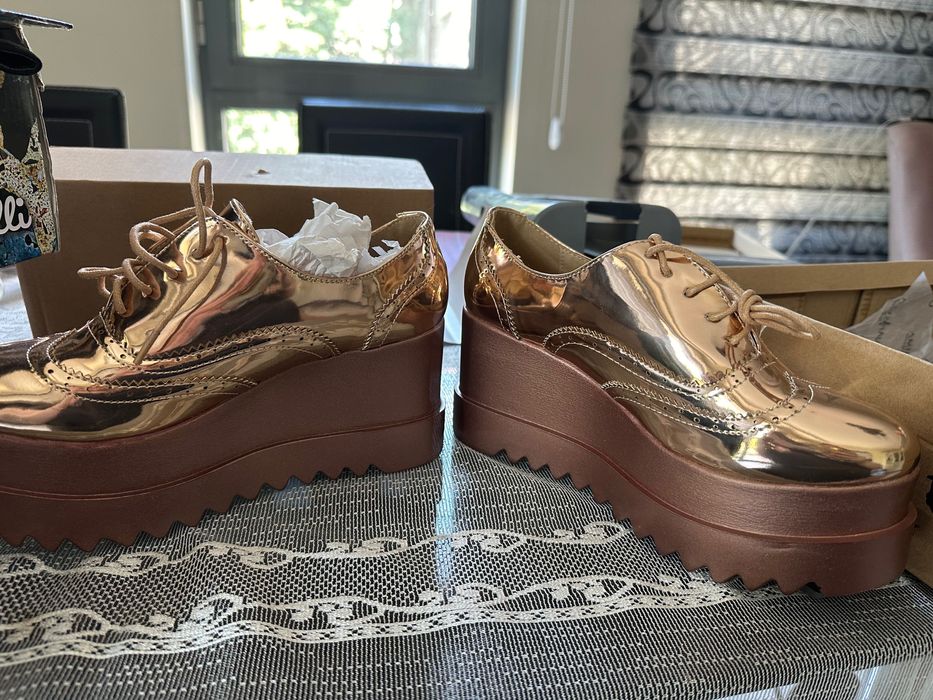 Нови обувки на символични цени