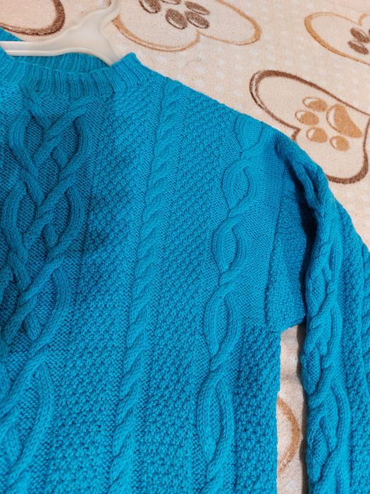 Женский полувер ручной вязки