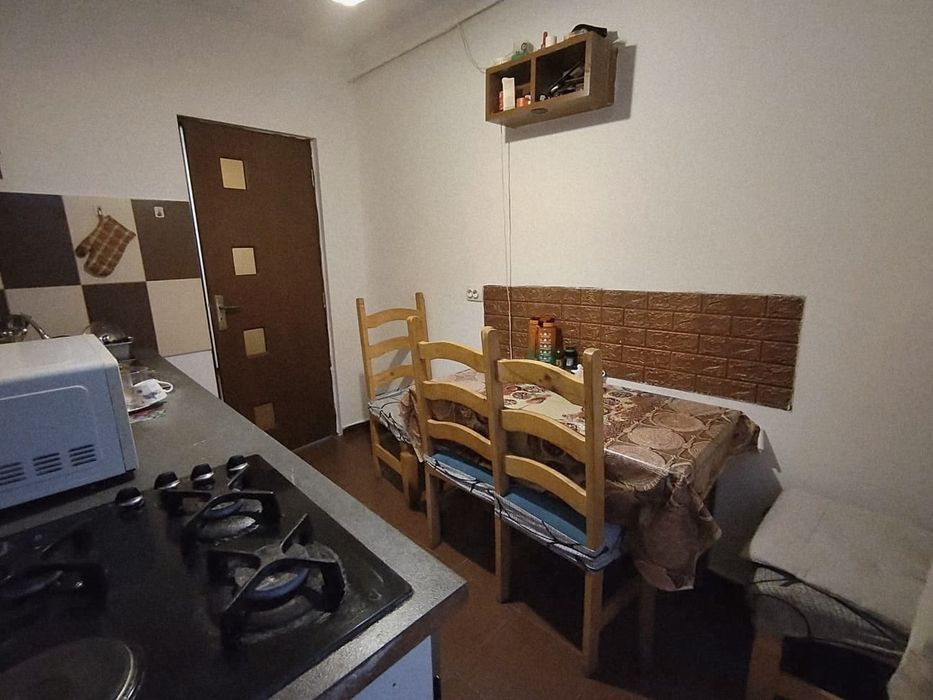 Proprietar vând apartament 3 camere decomandat | Piața Doina | Etaj 3 | Bloc cărămidă | Centrală proprie | 115.000 €