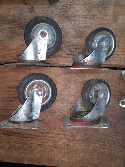 roti pivotante  din cauciuc plin,  cu suport metalic