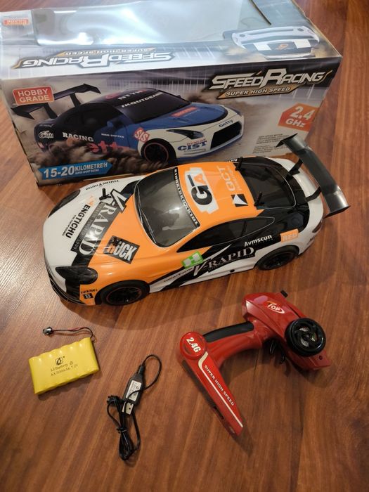 Машинка на пульте управления .