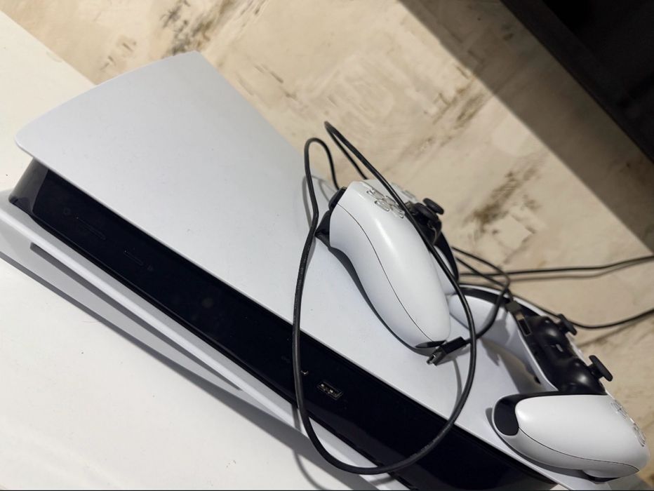 Vand Playststion 5 Disk Edition Urgent! cu 2 controlere