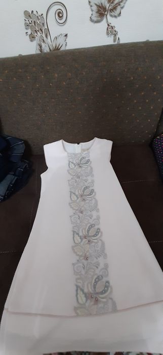 Продам школьные брюки и пиджак,и платья