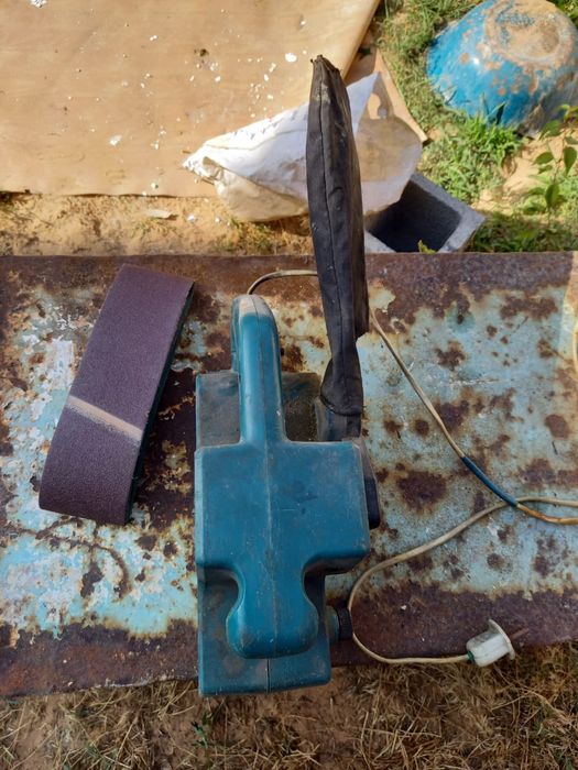 Makita шлейфмашинка