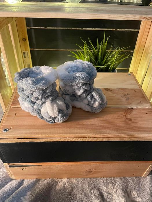 Ръчно плетени  бебешки пелини и буйки.