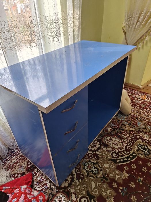 Savdo dukoni uchun polka kassa stoli va stilaj sotiladi