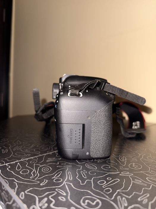 Pachet Foto Complet Canon77D + 50mm + Bliț+ Accesorii Stare Impecabilă