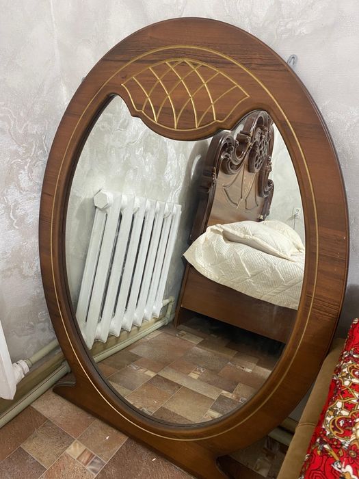 Продается кровать, тумбы и зеркало