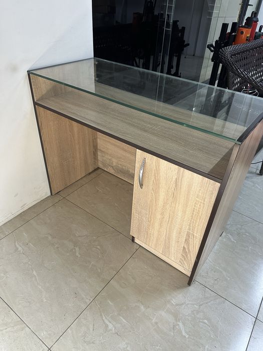 Писменный стол для офиса или магазина