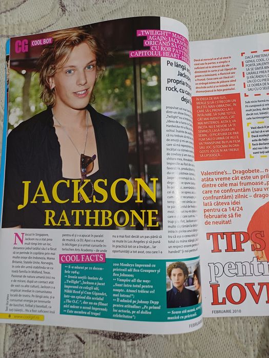 Vand revista Cool Girl februarie 2010, completă, cu Adela Popescu, cu 2 postere cu Michael Bublé si Vanessa si Zac in stare impecabilă