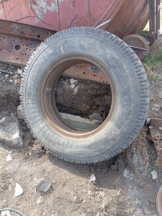 Шина в комплекте 8.25R20