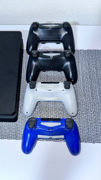 Vand PlayStation 4 +4 controlare