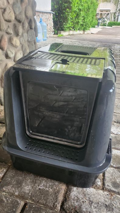 Туалет,когтеточка,игрушки,миска для котика