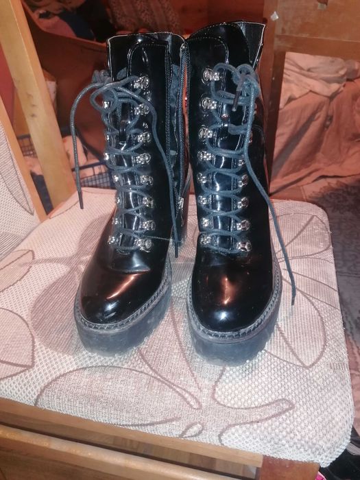 Дамски лачени боти